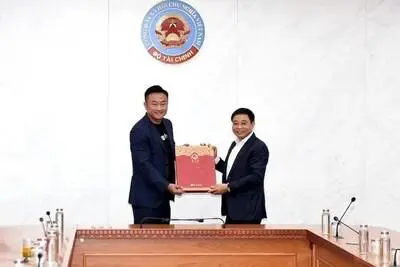 From left to right: Ben Zhou, Co-founder and CEO of Bybit, and H.E. Nguyen Van Thang, Minister of Finance of Vietnam, met on April 17 at the Ministry of Finance headquarters in Hanoi to discuss collaboration and support for Vietnam’s digital asset regulatory sandbox. (PRNewsfoto/Bybit)