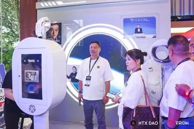In the interactive zone, guests took immersive AI-augmented selfies together with Justin. (PRNewsfoto/HTX DAO)