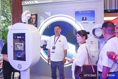 In the interactive zone, guests took immersive AI-augmented selfies together with Justin. (PRNewsfoto/HTX DAO)